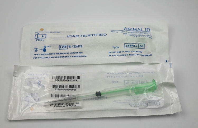 En forseglet steril pose med stregkodeetiketter og en forladet sprøjte med en RFID-dyremikrochip klar til implantation på en klinik.