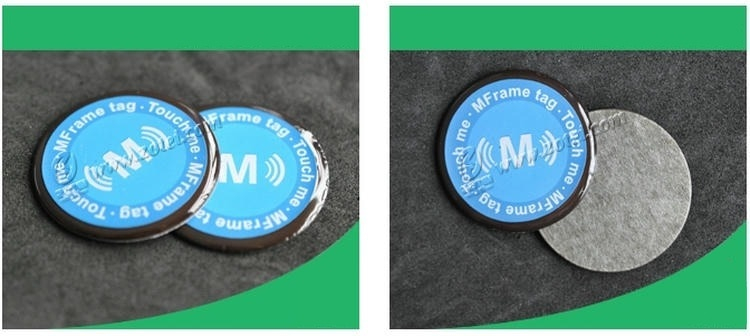 Et D40mm epoxy-metalresistent RFID-tag vises forfra og med bagsidelaget åbnet for at afsløre den runde selvklæbende struktur.