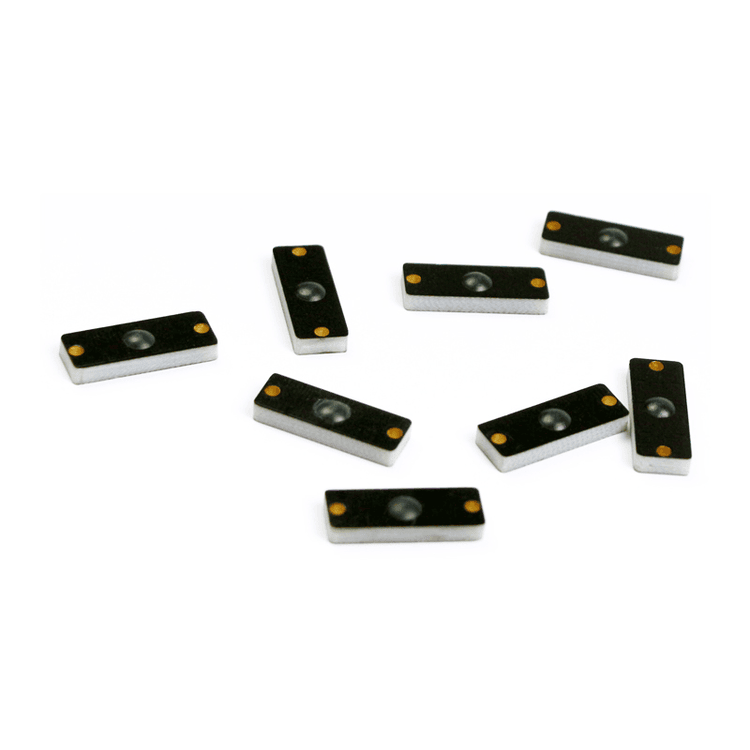 Billedet viser flere P2208-3 PCB RFID-tags til metaloverflader arrangeret til industriel identifikation af metalaktiver.