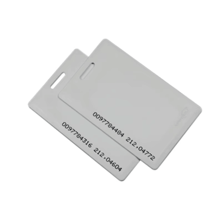 Nærbillede af den nøjagtige placering af ophængningshullet på ABS clamshell-kort til professionel brug af ID-kort.