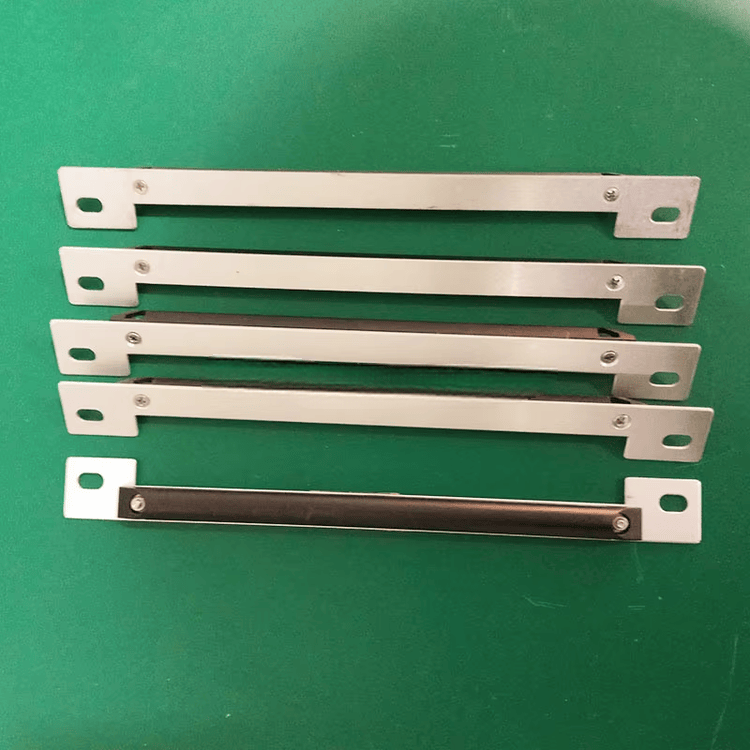 Arbejdsbord med RFID-tags til metaloverflader placeret ved siden af hinanden til kvalitetskontrol før levering.