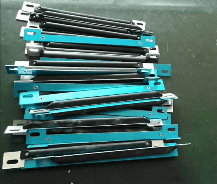 En blandet bunke RFID-tags til metal og blå monteringsbeslag viser udstyrsmuligheder til robust RFID-installation på nummerplader.