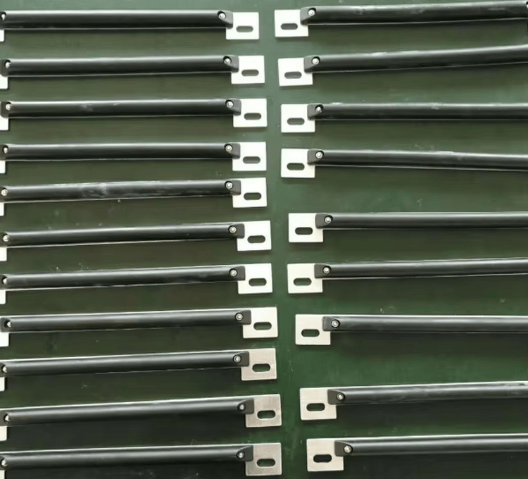Et produktionsgitter viser mange sorte RFID-tags til metal med metalflige lagt frem til batchmontage i automatiske parkeringsprojekter.