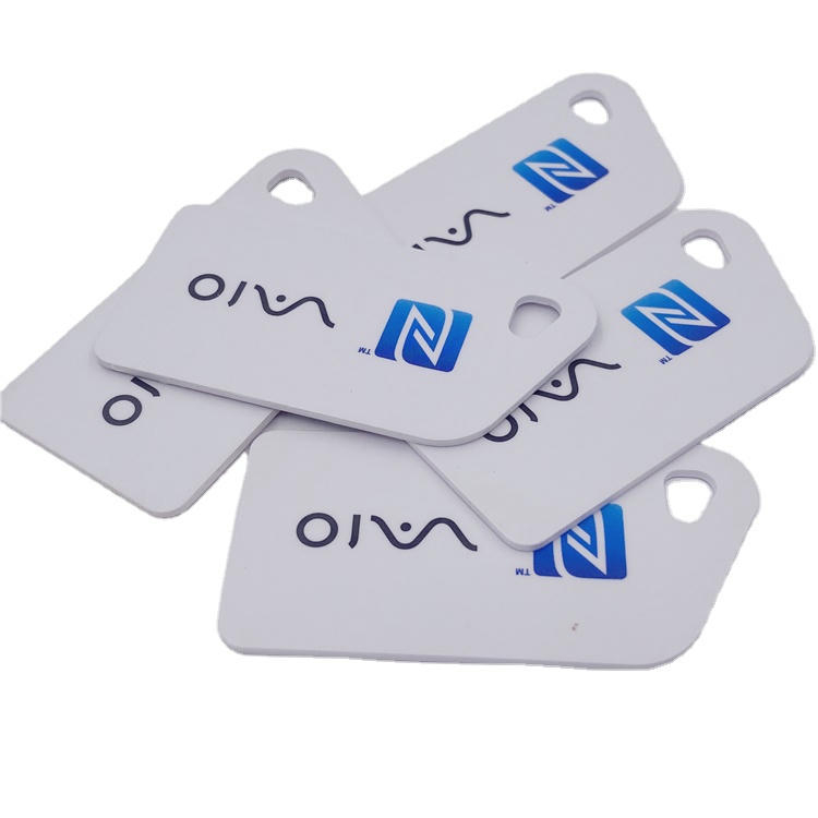 NFC-kort med prægede serienumre til nem visuel identifikation og medlemsstyring.
