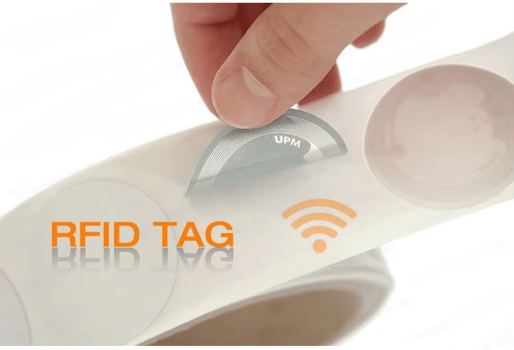 Illustration af hvordan passive NFC LED-mærkater forbedrer intelligente biblioteksprocesser.