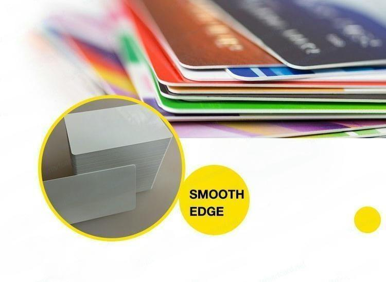 Sort NFC-mini-kort med mat overflade og spot UV-tryk til et eksklusivt brandudtryk.