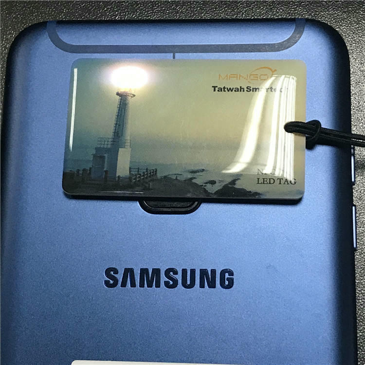 Produktfoto af NFC-berøringskort med LED til intelligent tilbagemelding der viser placering på en metaloverflade i kategorien NFC-tags og -kort med LED.