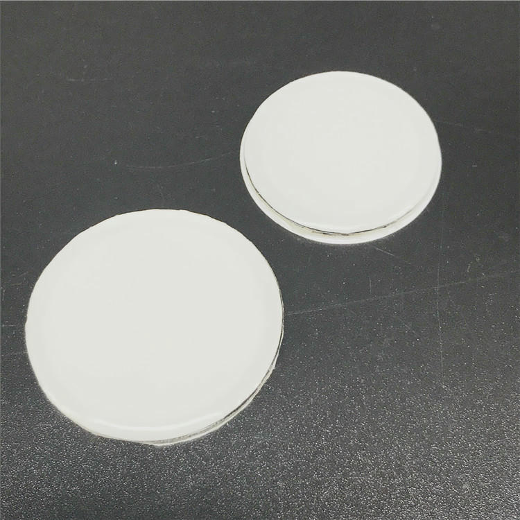 Robust NFC LED-tag monteret på hundehalsbånd til visuel identifikation og digital datalagring for kæledyr.