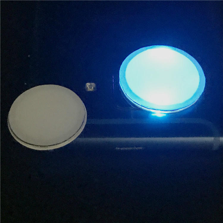 Smart biblioteksbog med NFC LED-mærkat til automatiseret udlån og lagerstyring.