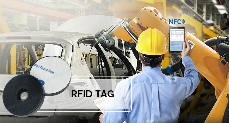 Holdbare PPS RFID-tags til industriel sporing vist på en metaloverflade i kategorien PPS RFID-tags.