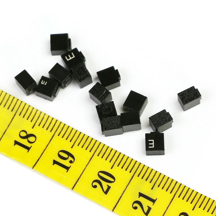 Keramiske UHF RFID-tags til metalforme med graveret logo.