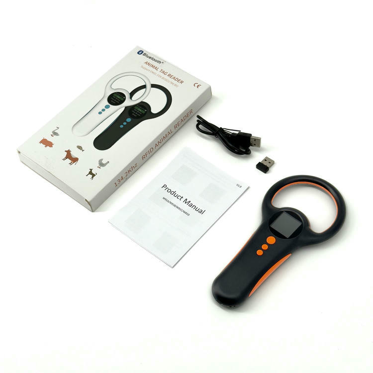 Foto af pakkeindholdet til dyretaglæseren W91B med læseræske samt manual USB-kabel dongle og håndholdt enhed på hvid baggrund