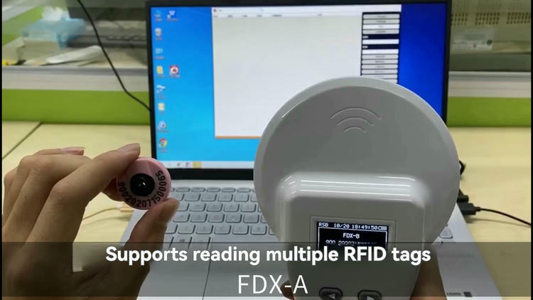 Testbillede viser FS-380 læse et rundt RFID-mærke foran en bærbar computer og demonstrerer understøttelse af flere mærkeformater.