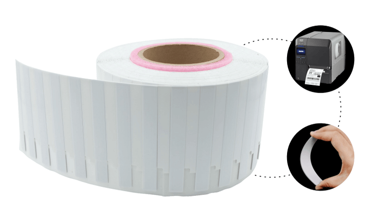 Fleksibel UHF RFID-label til metalaktiver med børstet overflade og indgraveret logo.