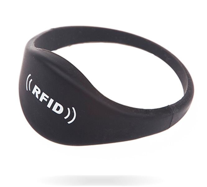Skråt produktfoto af et sort G03B silikone RFID-armbånd, der fremhæver den glatte overflade og den komfortable buede rem.