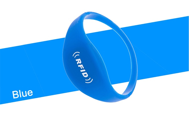 Blå farvemulighed for G03B silikone RFID-armbånd vist i profil til kontantløs betalingsidentifikation.