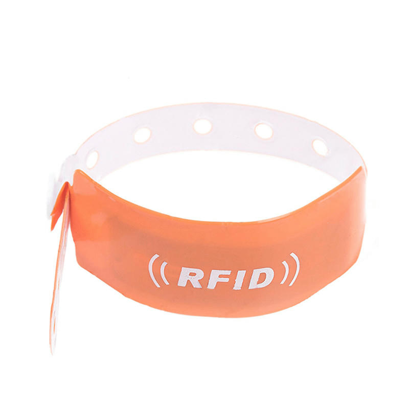Slidstærkt blåt PVC RFID-armbånd PVCW51 med sikker lukning til VIP-områder og gæstehåndtering.