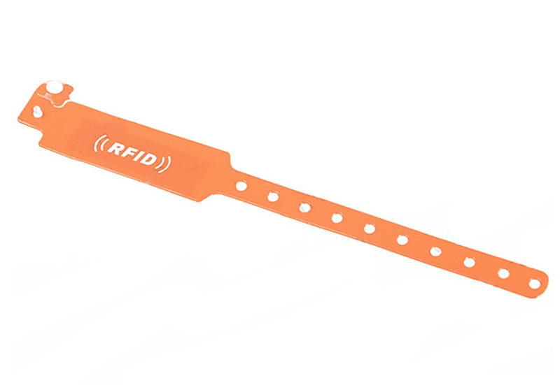 Gult PVC RFID-armbånd PVCW51 med fleksibelt design til komfortabel brug under events.