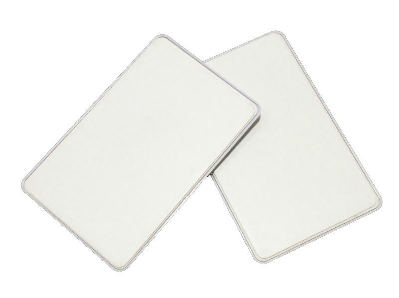 To keramiske RFID-biltags til forrude, model C8654-1, overlapper på hvid studiobaggrund og viser glat front og afrundede kanter.