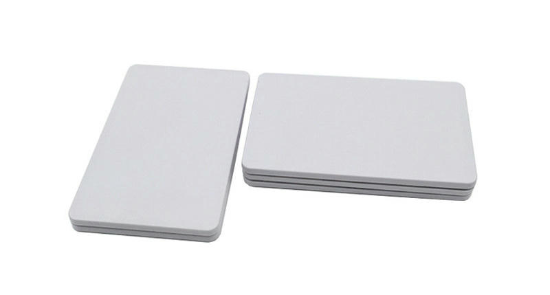 Hvide keramiske RFID-biltags til forrude, model C8654-1, vist som enkelt tag ved siden af en stak på hvid baggrund.