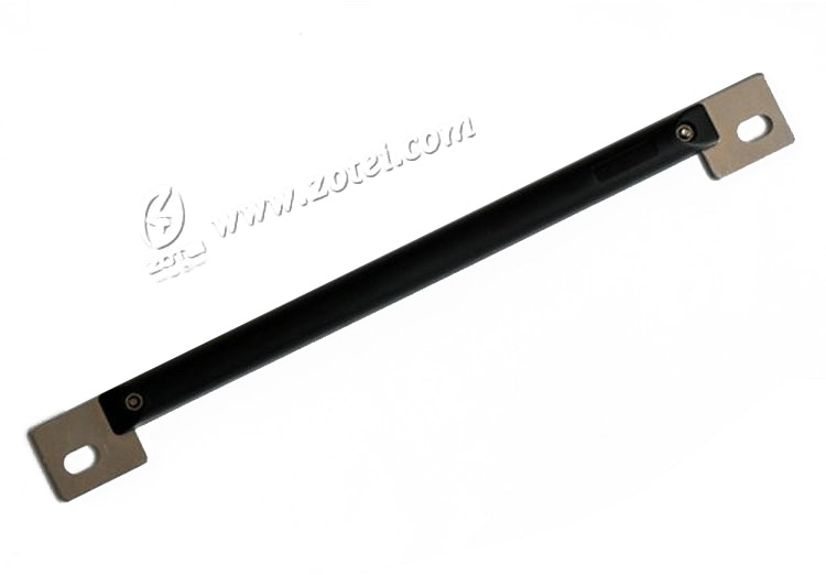 Isoleret produktfoto viser et langt RFID-tag til metaloverflader med sort midterdel og metalender til parkeringssystemer med nummerpladeidentifikation.