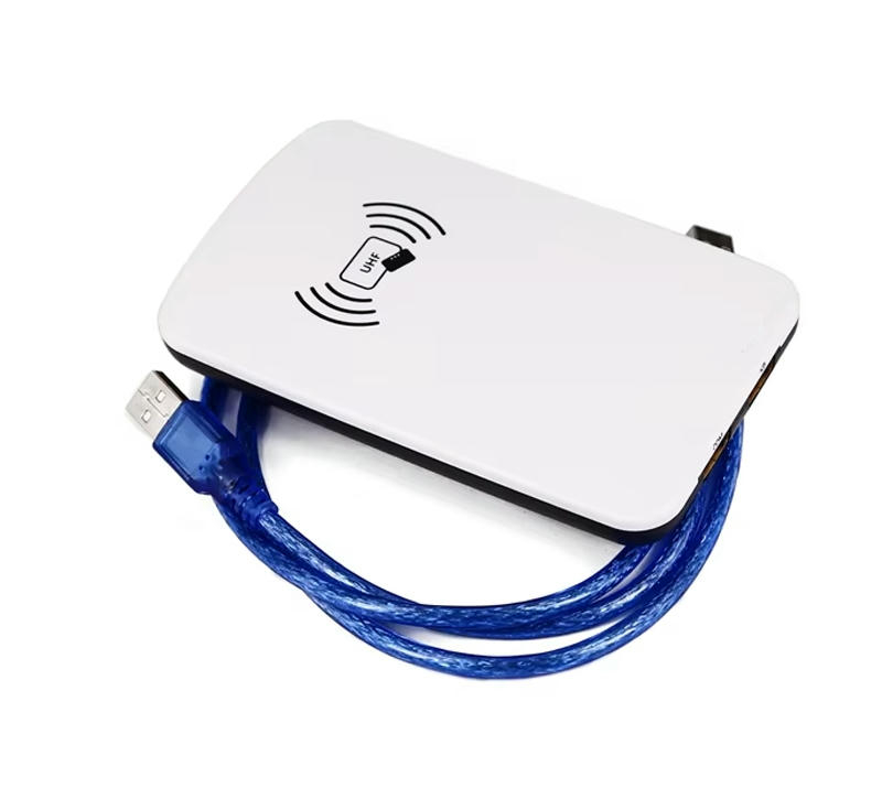 JT-R1563 stationær HF RFID-læser med blåt USB-kabel, der illustrerer enkel brugsklar tilslutning til en computer.