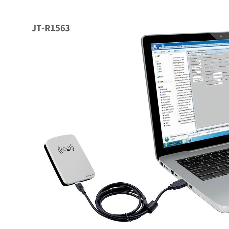 JT-R1563 stationær HF RFID-læser ved siden af en bærbar computer med hjælpeprogram til USB-kommunikation og betjening.
