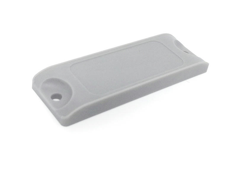 Kompakte ABS RFID-tags til industrielle aktiver vist med fokus på den eksklusive overflade til anvendelser på metal.
