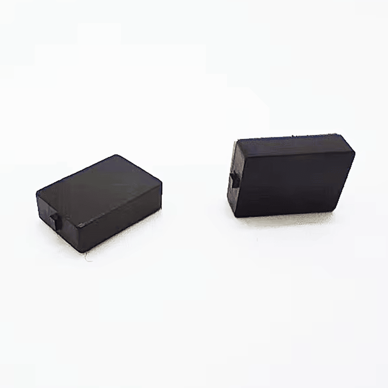 RFID-tags til autoklaver og metalværktøj vist med holdbart metalhus til købere der sammenligner løsninger inden for RFID-tags til høje temperaturer.