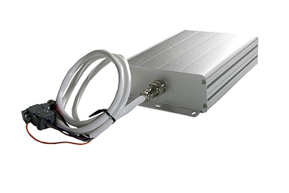 Integreret UHF RFID-læser ZK-RFID103 anvendt i produktionslinjestyring til automatisk komponentidentifikation.