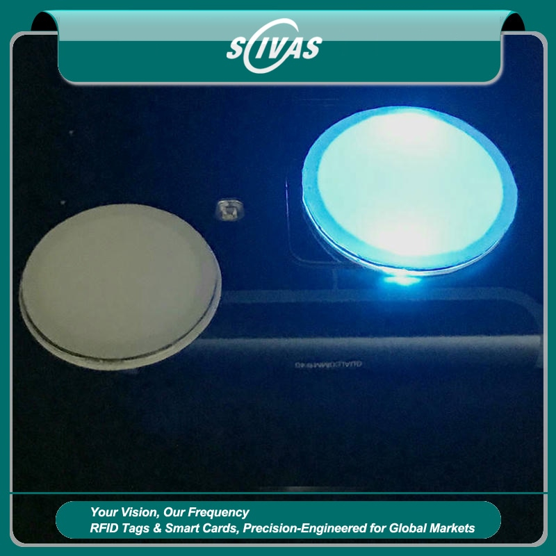 En passiv NFC LED-tag set forfra lyser blåt for at angive vellykket dataoverførsel uden behov for batterier