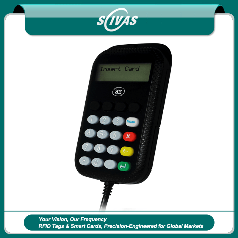 Smartkortlæseren med PIN-tastatur APG8201-B2 vises i et indrammet bannerbillede med skærm og tastatur samt kabel tydeligt synlige.