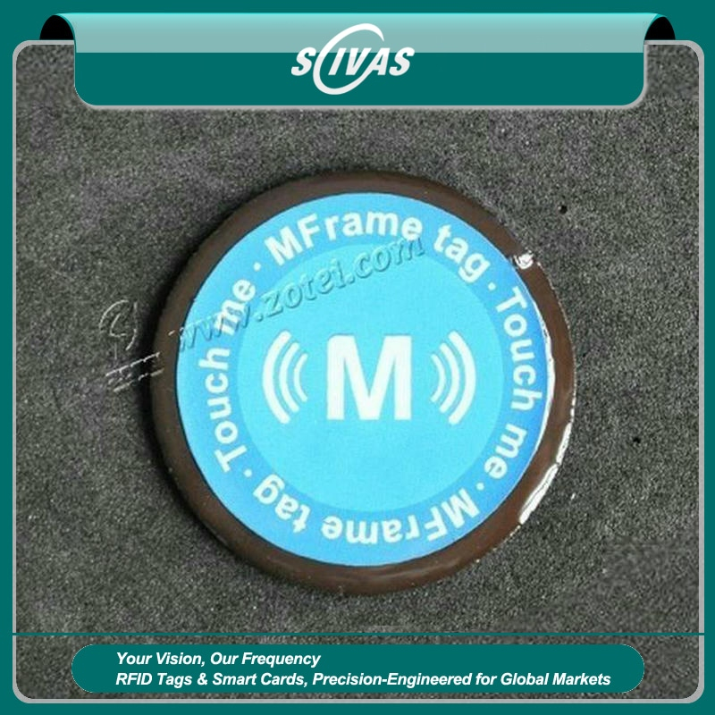 Et D40mm epoxy-metalresistent RFID-tag vises som et rundt blåt label fastgjort på en mørk metaloverflade med en blank beskyttelseskant.