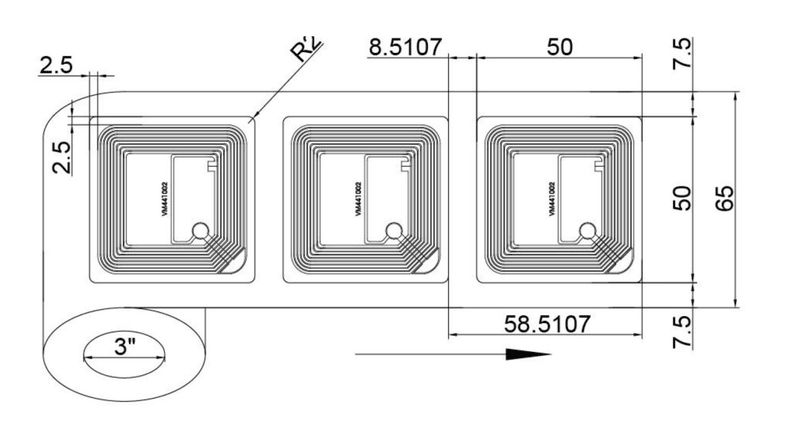 Tegningen viser præcise mål og afstande for HF RFID-labels på rulle til automatiserede systemer til pallestyring.