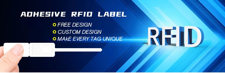 Denne produktgrafik viser et selvklæbende RFID-label med information om kundetilpasning og en stiliseret illustration af mærket.