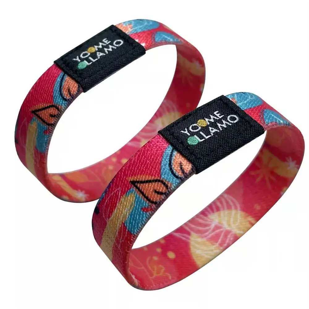 Testbillede der viser strækbarhed og fleksibilitet i stoffet på et elastisk RFID-armbånd med tryk.