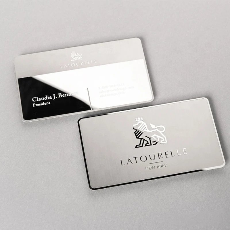 Specialdesignede metal visitkort med nærbillede af produktdetaljer.