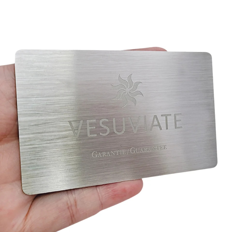 Specialdesignede metal visitkort med materiale- og finishdetaljer.
