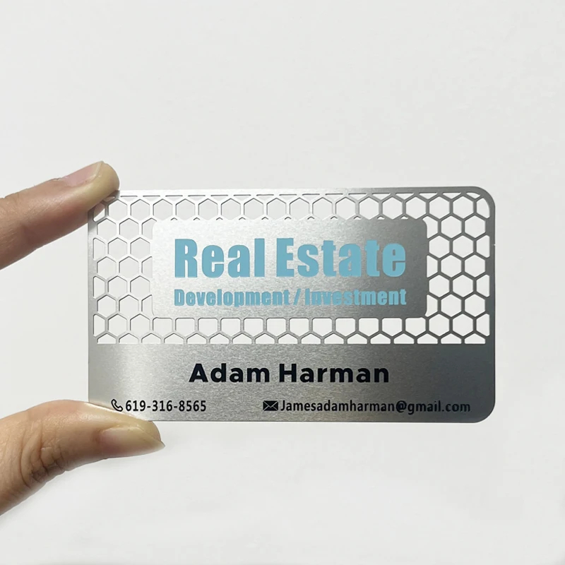Specialdesignede metal visitkort med branding- og layoutdetaljer til professionelle anvendelser.