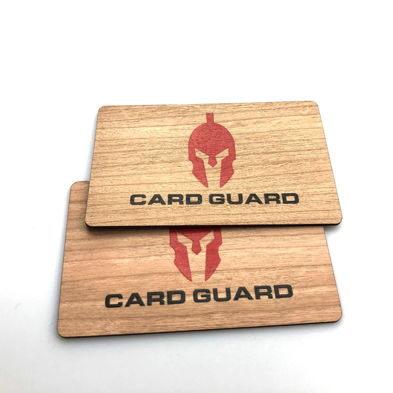 RFID-loyalitetskort i træ præsenteret som en del af et brandet kundeprogram.