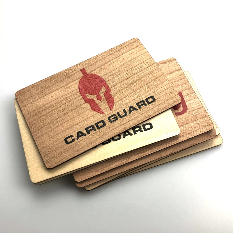 Designprøve på et individuelt tilpasset RFID-loyalitetskort i træ.