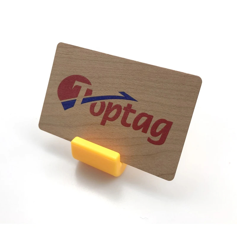 RFID-trækort vist fra en produktvinkel med naturlig træfinish.