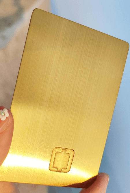 Overfladebehandling til metalkort: børstet guld