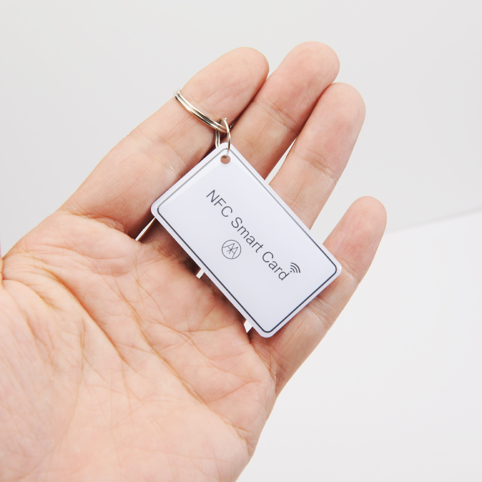 Vandtætte æstetiske smartnøgleringe med IP65 beskyttelse mod fugt som samtidig bevarer et elegant udseende.